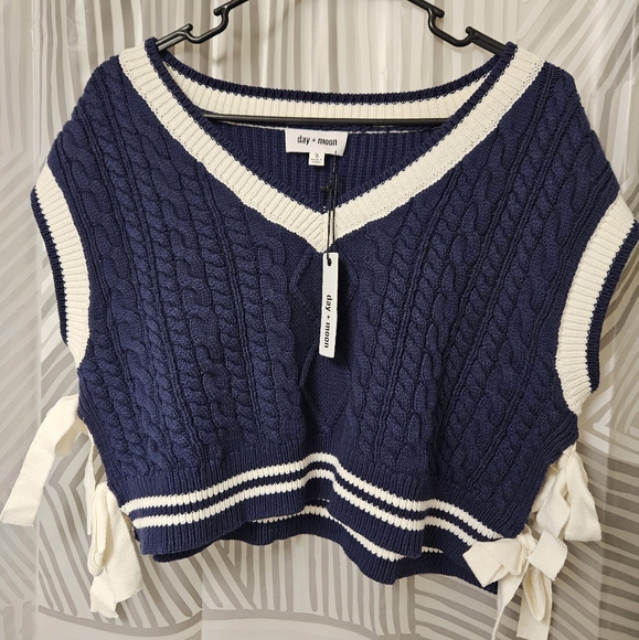 Day+Moon vneck sweater vest NWT small navy & white - Picture 2 of 3